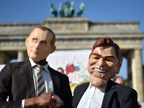 Ativistas vestidos como o president russo Vladimir Putin (E) e como o antigo chanceler alemão  Gerhard Schroeder (D)  protestam contra a nomeação de  Schoeroder  para o Conselho da gigante do petróleo Rosneft por Britta Pedersen / AFP 