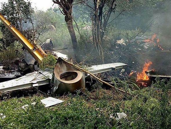 Avião cai durante missão de treinamento na periferia de Hyderabad, na Índia. Os pilotos foram ejetados antes do choque e sobreviveram.  por Noah Seelam/AFP 
