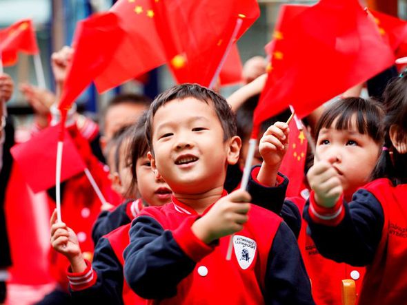 Crianças antecipam a comemoração do Dia Nacional da China que será celebrado no dia 1º de outubro.  por China Out/AFP 