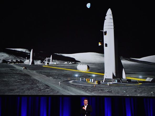 Empresário bilionário e fundado do SpaceX Elon Musk usa a ilustração do seu novo foguete durante palestra no 68º Congresso Internacional de Astronáutica em Adelaide na Austrália.  por Peter Parks/AFP 