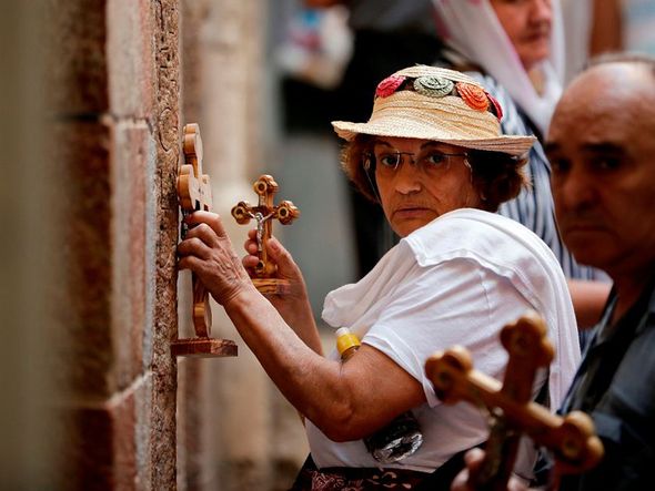 Fieis rezam na sexta estação da Via Sacra quando Verônica enxugou a face de Cristo. Na velha Jerusalém.  por Thomas Coex/AFP 