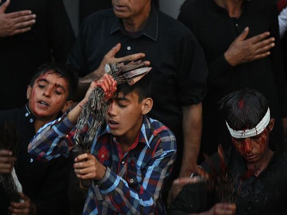 Jovens xiitas se auto-flagelam  durante procissão no sétimo dia do Muharram em que é lembrado o luto pelo mártir Imam Hussein, neto do profeta Muhammed, morto numa batalha em Karbala no ano de 680 DC.  por Tauseef Mustafa/AFP 