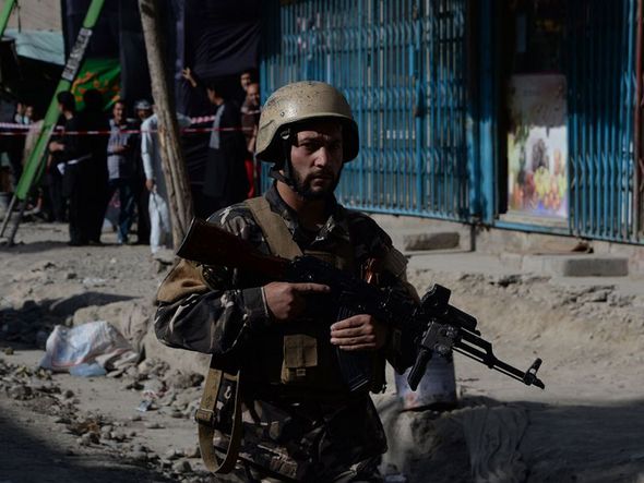 Patrulha afegã vistoria área onde ocorreu um atentado suicida próximo a uma mesquita xiita em Cabul.  por Noorulah Shirzada/AFP 