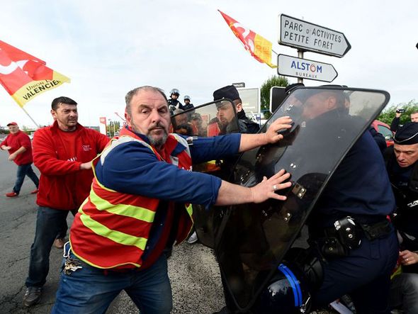 Polícia francesa reprime trabalhadores da Alstom durante um protesto contra a fusão com a Siemens, em Petite-Foret. por Francois Lo Presti/AFP 