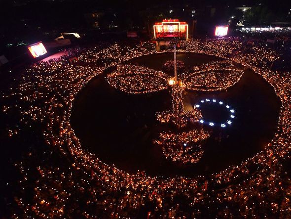 Rosto da divindade Amba formada pela luz da vela dos devotos durante o festival de Navratri no Fórum Cultural de Gandhinagar na Índia.  por Gandhinagar Cultural Forum / AFP 
