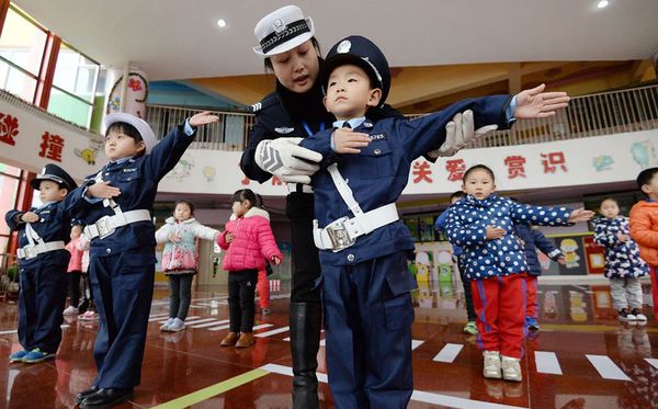 Aula de trânsito para crianças da pré-escola em Handan na China.  por AFP