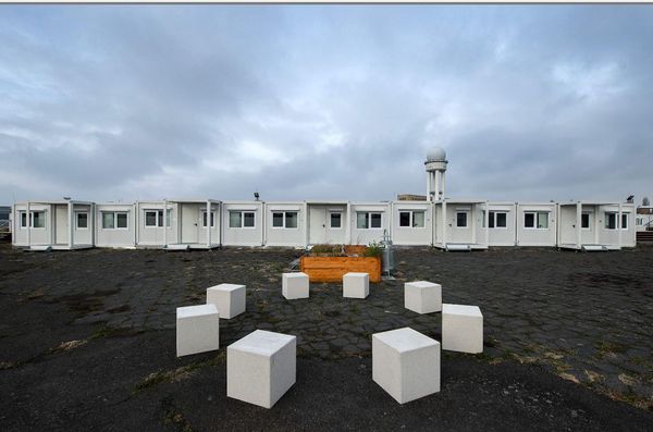 Casas temporárias feitas com containers para abrigar os refugiados em Tempelhofer Feld, antigo aeródromo, em Berlim. A vila tem 256 apartamentos de três containers cada. por BERND von JUTRCZENCA/AFP