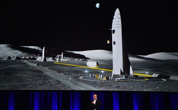 Empresário bilionário e fundado do SpaceX Elon Musk usa a ilustração do seu novo foguete durante palestra no 68º Congresso Internacional de Astronáutica em Adelaide na Austrália. por Peter Parks/AFP 