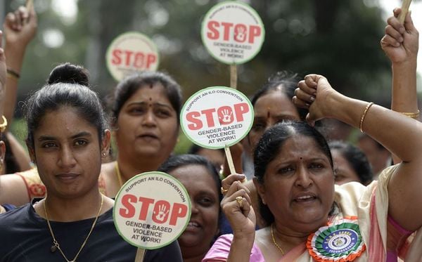 Indianas fazem protesto em frente ao Escritòrio das Nações Unidas pela extinção da violência contra mulheres.  por NOAH SEELAM/AFP
