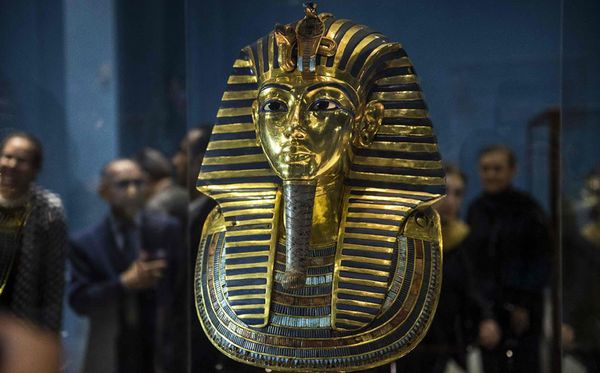 Máscara dourada de Tutankamon no Museu do Egito no Cairo. O Museu que acabou de fazer 115 anos, comemora com uma mostra de 60 peças da carruagem dourada e mais 120 artefatos do famoso Faraó por MOHAMED EL-SHAHED/AFP