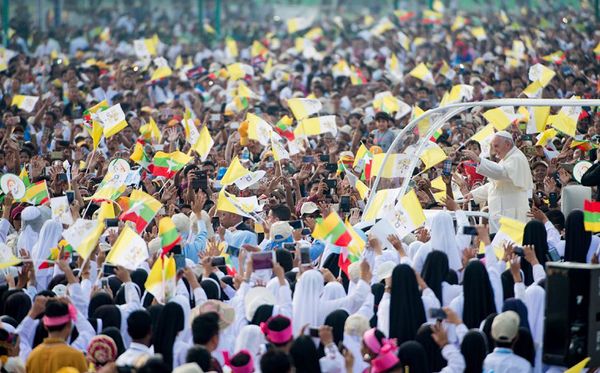 Missa Campal do Papa Francisco em Yangon, durante sua visita a Mianmar. por OSSERVATORE ROMANO / AFP