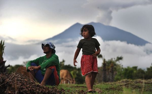 O vulcão do Monte Agung dá sinais de erupção em Karangasem na Ilha de Bali.  por SONNY TUMBELAKA/AFP