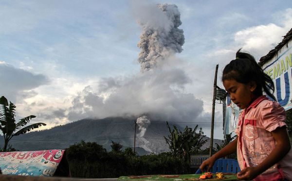 O vulcão do Monte Sinabung expele cinzas vulcânicas no Karo, na Indonésia.  por IVAN DAMANIK/AFP 