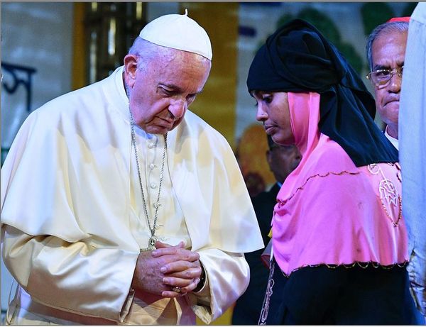 Papa Francisco se encontra com refugiados Rohingya durante um encontro inter-religioso na casa do Arcebispo em Dhaka, Bangladesh. por VINCENZO PINTO/AFP