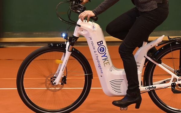 Projeto BHYKE em Saint-Lô, oeste da França, testa bicicleta elétrica de hidrogênio. por DAMIEN MEYER/AFP 