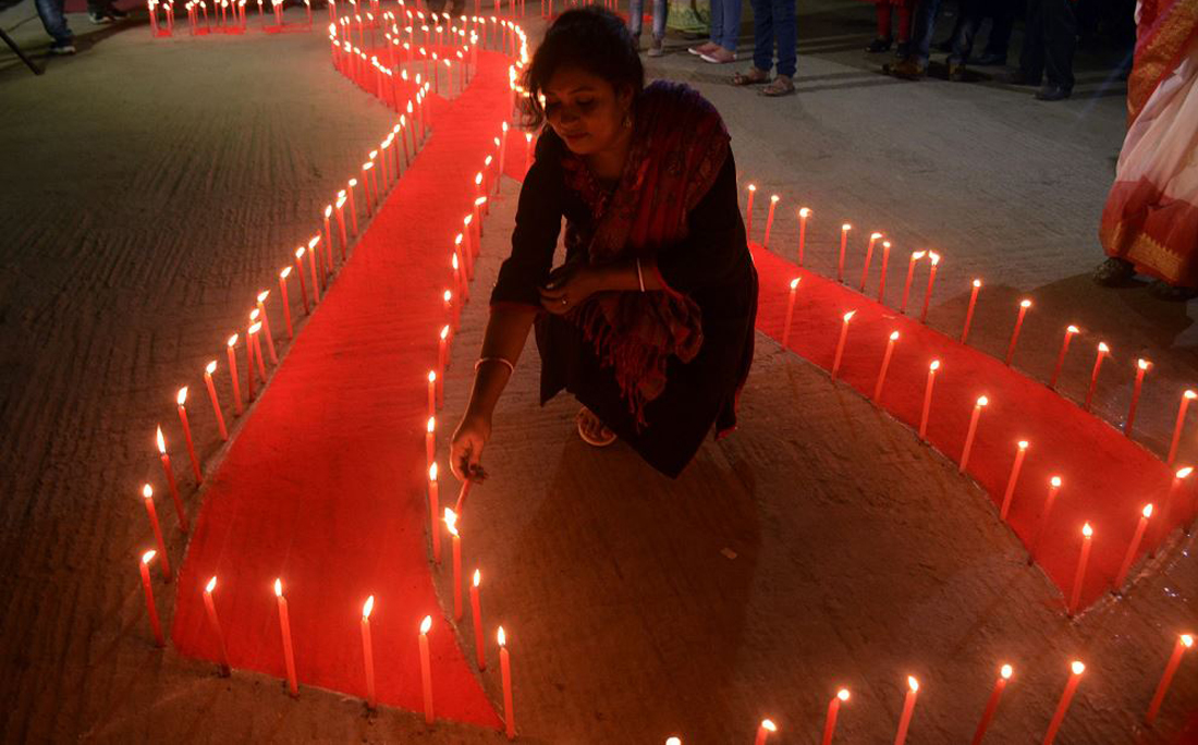 Velas dispostas em formato de fita em homenagem ao Dia Mundial de Combate a AIDS em Agartala, na Índia.  por ARIDAM DEY/AFP