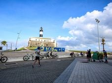 Imagem - Adolescente é preso após roubar celular de turista no Farol da Barra