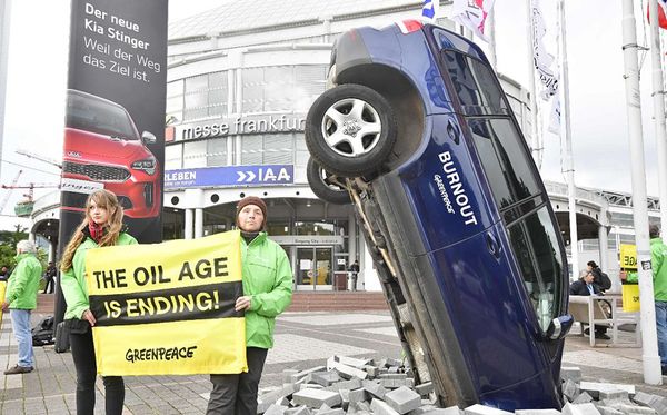 Ativistas do Greenpeace protestam contra as mudanças climáticas e os efeitos causados pelo uso de combustíveis fósseis ao meio ambiente durante o Frankfurt Motor Show IAA em Frankfurt, Alemanha.   por Tobias Schwarz/AFP 