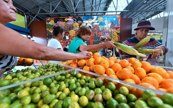 Distribuição gratuita de alimentos que acontece duas vezes por mês no bairro de Watts em Los Angeles, Califórnia do Sul. 
