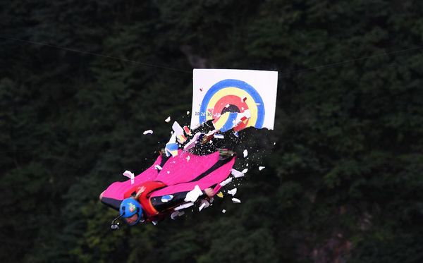 Esportista em wingsuit atravessa um alvo aéreo durante o 6º Campeonato Mundial Carabao Wingsuit na montanha de Tianmenshan em Zhangjiajie, na província de Hunan, China. por STR / China Out/AFP