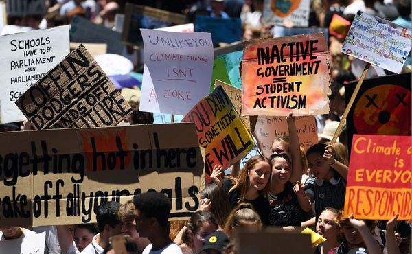 Estudantes de várias escolas participam de uma manifestação para a consciência da mudança climática em Sydney. Milhares de estudantes em todo o país faltaram à escola. por SAAED KHAN / AFP