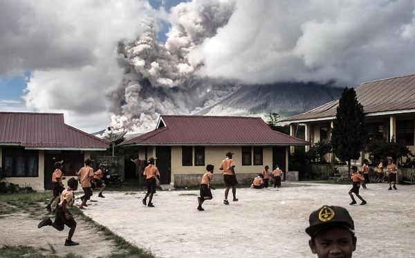 FEVEREIRO: Erupção do vulcão do monte Sinabung é visto da cidade de Karo, na Sumatra. por AFP