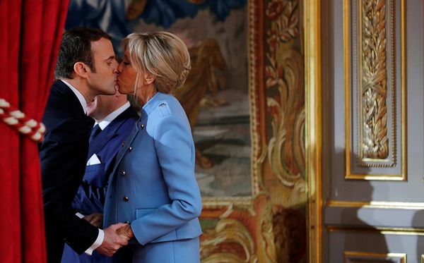MAIO: O presidente eleito da França, Emmanuel Macron, beija a esposa, Brigitte Trogneux, depois da solenidade de posse.  por PHILIPPE WOJAZER/REUTERS