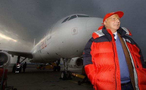 Nikki Lauda, lendário piloto de Fórmula 1 posa em frente a seu Airbus 320 no aeroporto Internacional de Viena, celebrando a inauguração de sua empresa de transporte aéreo FLYNIKI.  por Joe Klamar/ AFP