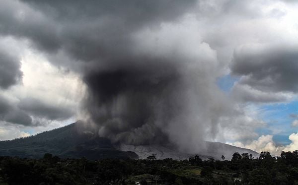 O vulcão do monte Sinabung, na Sumatra, solta cinzas e obriga população a deixar área. por VAN DAMANIK/AFP