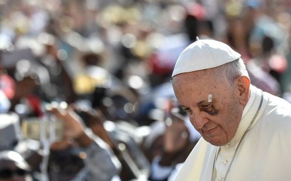 Papa Francisco na Praça de São Pedro, um dia após ter se machucado no papamóvel em Cartagena na Colômbia por Andreas Solaro/AFP 