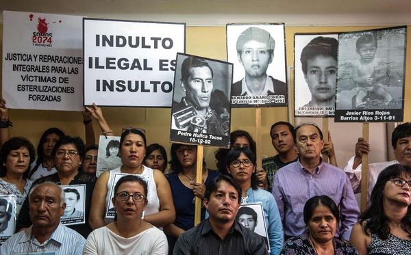 Parentes das vítimas do regime de Alberto Fujimori, no Peru, protestam contra o perdão concedido ao ex-ditador que cumpria uma pena de 25 anos por assassinatos e diversos abusos aos direitos humanos.