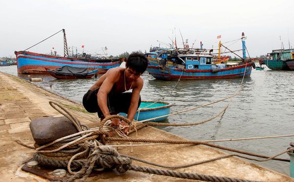 Pescadores ancoram seus barcos na província de Quang Tri por STR/AFP