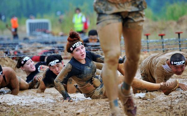 Prova de Corrida Espartana em Qingdao, na província de Shandong, China.  por STR / China Out/AFP 