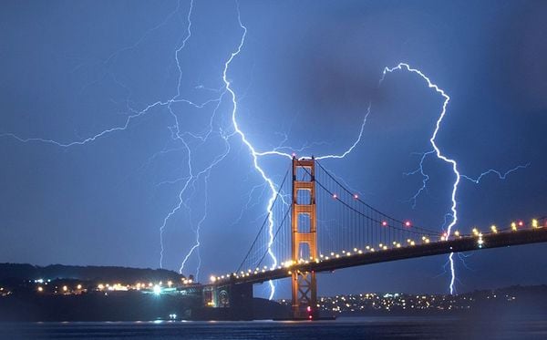 Relâmpagos sobre a ponte Golden Gate em São Francisco na Califórnia por Josh Edelson/AFP