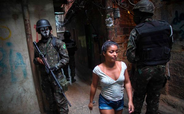 SETEMBRO: Forças armadas do Brasil ocupam a favela da Rocinha, Rio de Janeiro, para conter guerra de traficantes.  por MAURO PIMENTEL/AFP