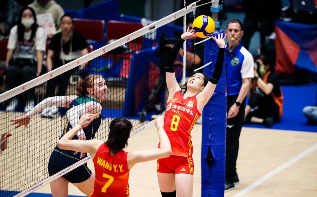 Com desfalques, seleção feminina de vôlei perde da China em