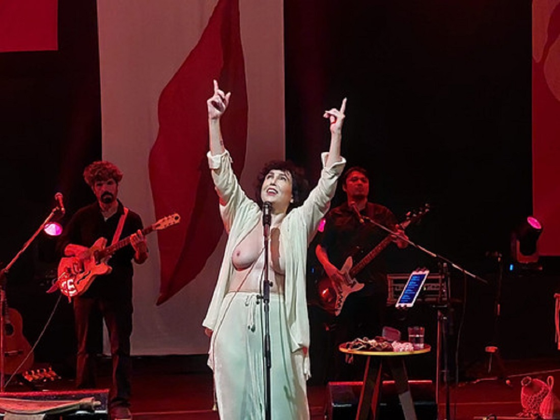 Jornal Correio | De seios à mostra, Adriana Calcanhotto faz tributo a Gal  Costa em show na Concha Acústica