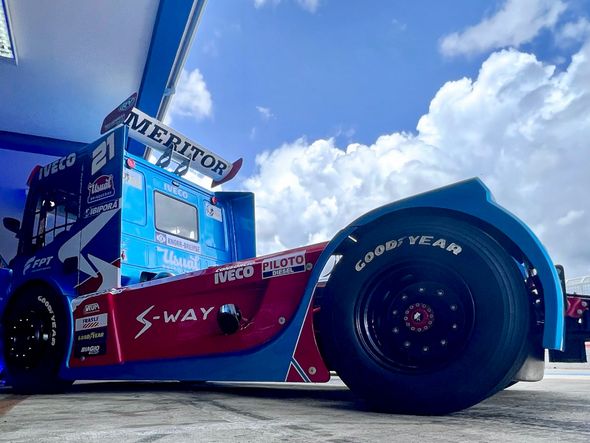 O caminhão de corrida é mais baixo e utiliza pneus convencionais