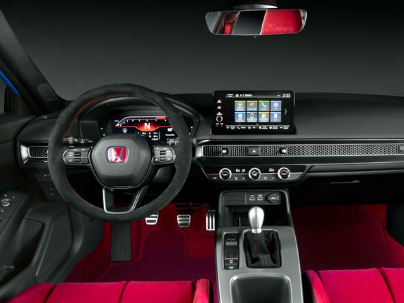 O interior é caprichado e exclusivo. Numerada, essa configuração tem 10 airbags