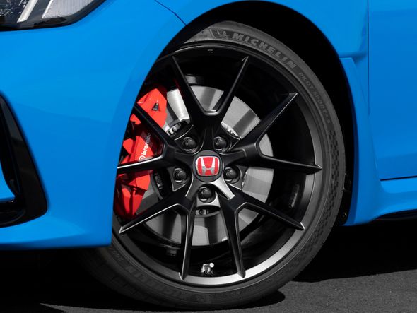 O sistema de freios é fornecido pela Brembo e os pneus são da Michelin