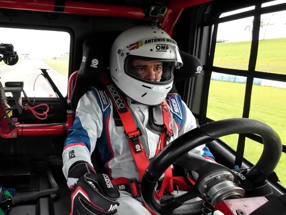 Pilotando o bólido da Copa Truck na pista de Goiânia