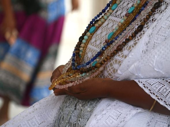 Vestes com tecidos de países africanos, miçangas, firmas e acessórios de búzios são escolhas de vestuário dos religiosos por Foto: Ana Lucia Albuquerque/CORREIO