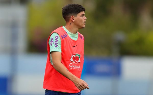 Ayrton Lucas em treino da seleção brasileira