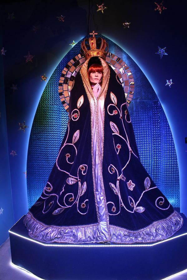 Em 1995, vestiu no palco o manto azul  de Nossa Senhora Aparecida, de quem era devota fervorosa por divulgação