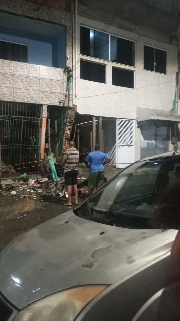 Ônibus da PM bate em casas em Salvador por Arquivo pessoal