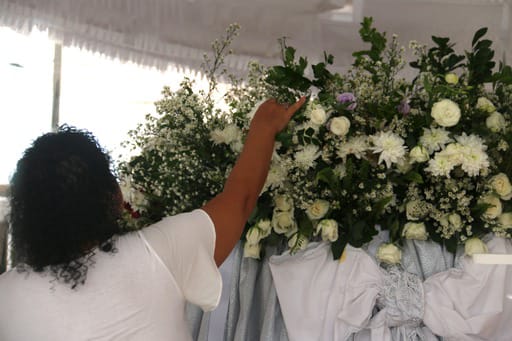 Religiosos depositam rosa às flores que compõem o presente de Oxum e Iemanjá por Foto: Ana Lucia Albuquerque/CORREIO