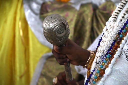 Vestes com tecidos de países africanos, miçangas, firmas e acessórios de búzios são escolhas de vestuário dos religiosos por Foto: Ana Lucia Albuquerque/CORREIO