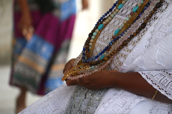 Vestes com tecidos de países africanos, miçangas, firmas e acessórios de búzios são escolhas de vestuário dos religiosos