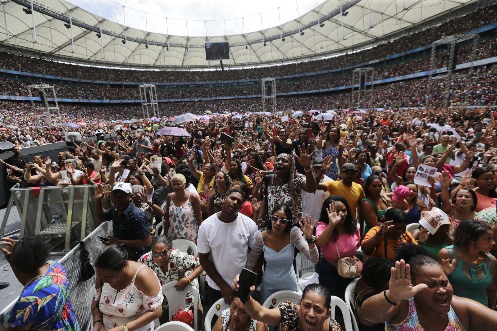 Cantor gospel é retirado pela polícia durante evento religioso em