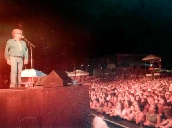 Um ano e meio após show lendário que parou a Av. Paralela, Reginaldo Rossi voltou ao Parque de Exposições e lotou local de novo durante a Feira da Bahia, em outubro de 1999